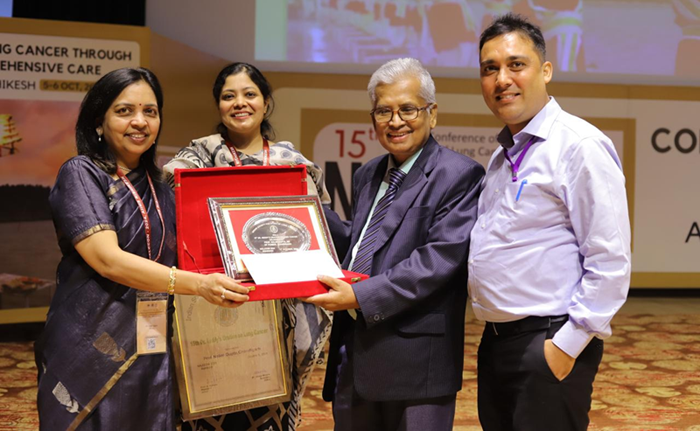 "डॉ. नलिनी गुप्ता को NALCCON 2024 में ISSLC फेफड़ों के कैंसर की ओरशन से सम्मानित किया गया, जो पल्मोनरी साइटोपैथोलॉजी में उनके अग्रणी कार्य के लिए है"